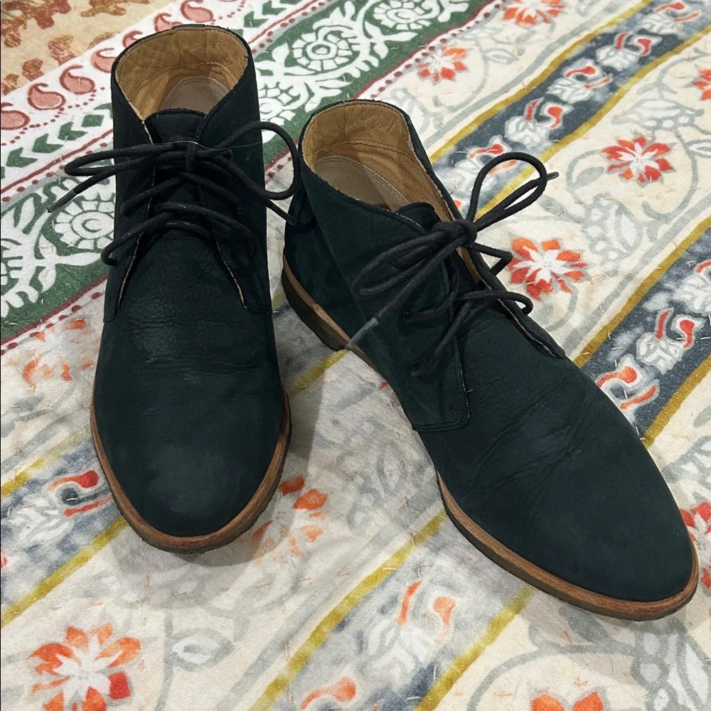 Clarks Boots Womens Size 7.5M Black Nubuck Leather Chukka Ankle Short Crepe Sole - Picture 2 of 4